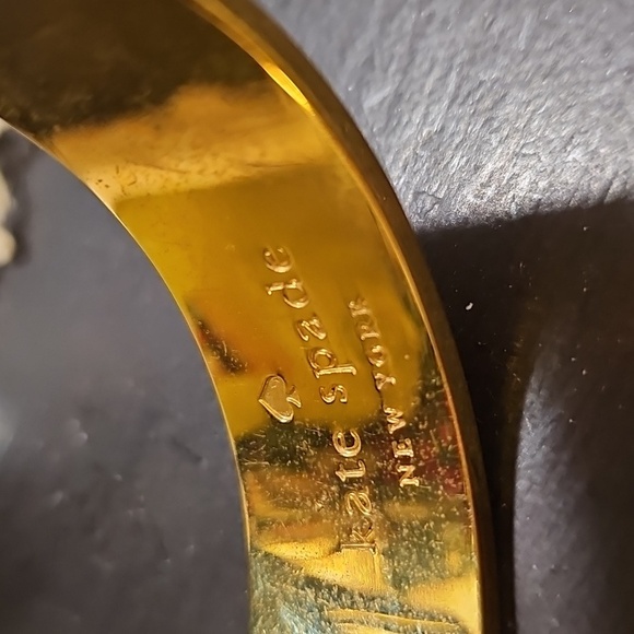 Kate Spade Red/White/Gold HOLIDAY Bangle Braclet w/ idiom "No strings Attached" - Picture 7 of 11